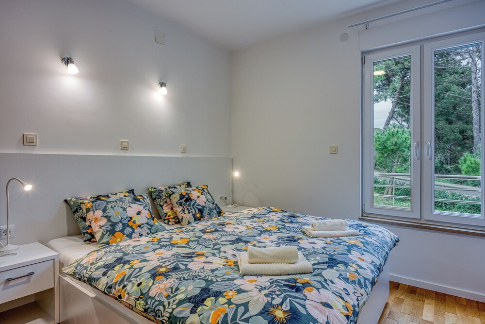 Cikat Bay Modern Apartment