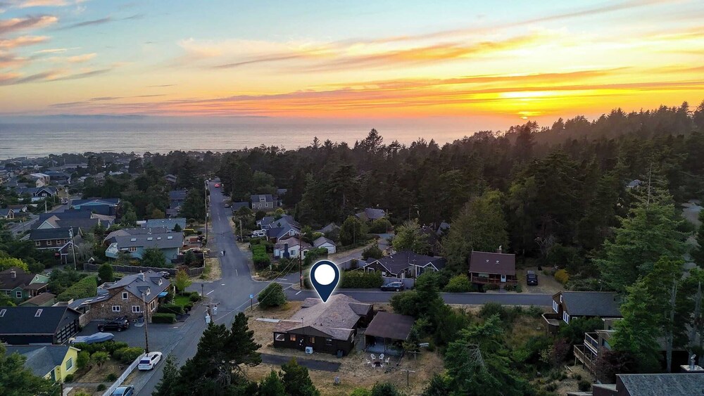 Walk to Beach & Shops Fireplace, Patio Dining & Firepit at Manzanita Ave