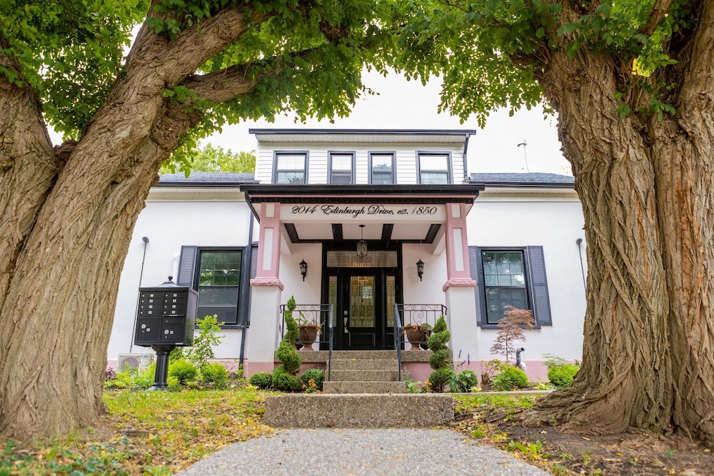 Fully Private 3 Bdrm Suite - The Winchester