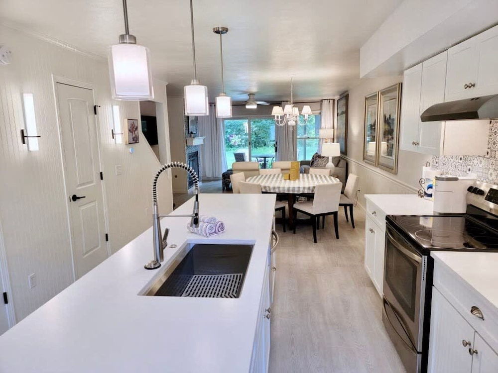 Charming Bayview - Downtown Condo With Pool