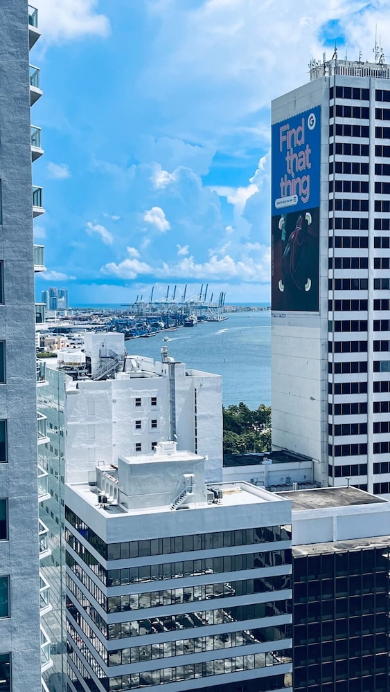 Wake Up to City Views Pool Gym High Speed Wifi