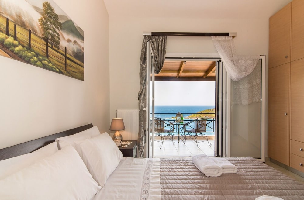 Coastal Paradise Found - Komis Private Pool Gem