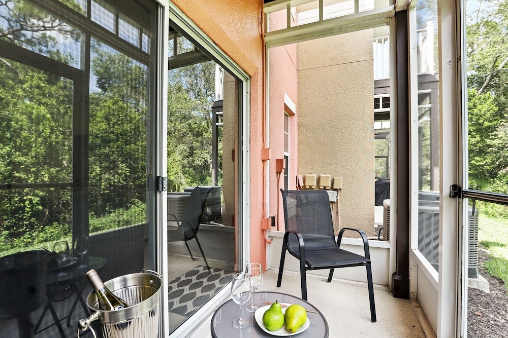 Disney Charm, Steps From Pool and Clubhouse!