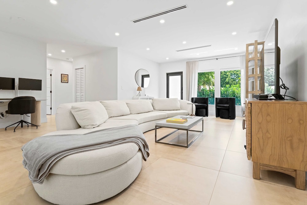 Casa Siesta Modern by Design District Hot Tub
