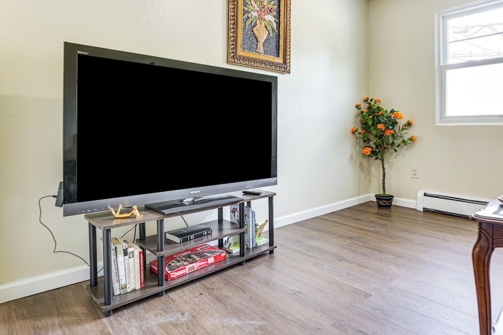 2 Mi to The Marketplace: Spring Valley Apartment
