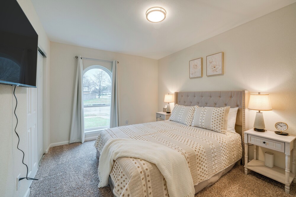 10 Mi to Six Flags: Pet- & Family-friendly Retreat
