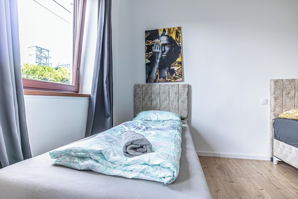 Cozy 3BR Apt with Garden Sleeps 10