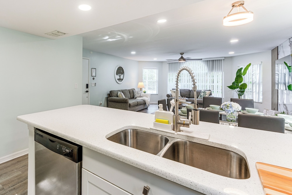Florida Fun! Family Condo w/ Pool, 8 Mi to WDW