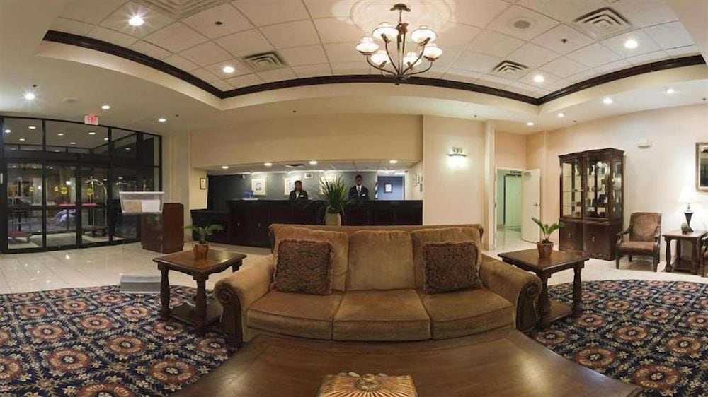 Richmond Vacations - Akaza Hotel Richmond - Property Image 2