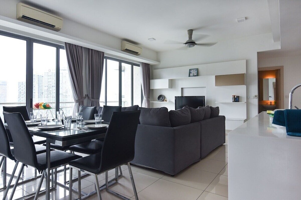 Modern High Floor 3BR Apt Bathtub Bkt Bintang