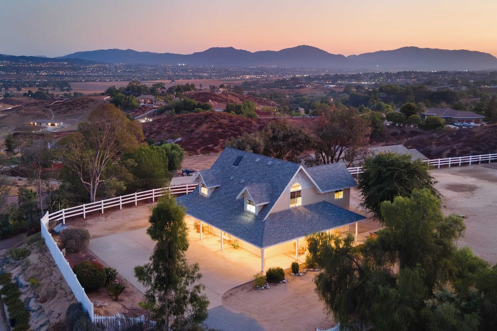 Wine Country Retreat Gorgeous Views, Minutes to Wineries