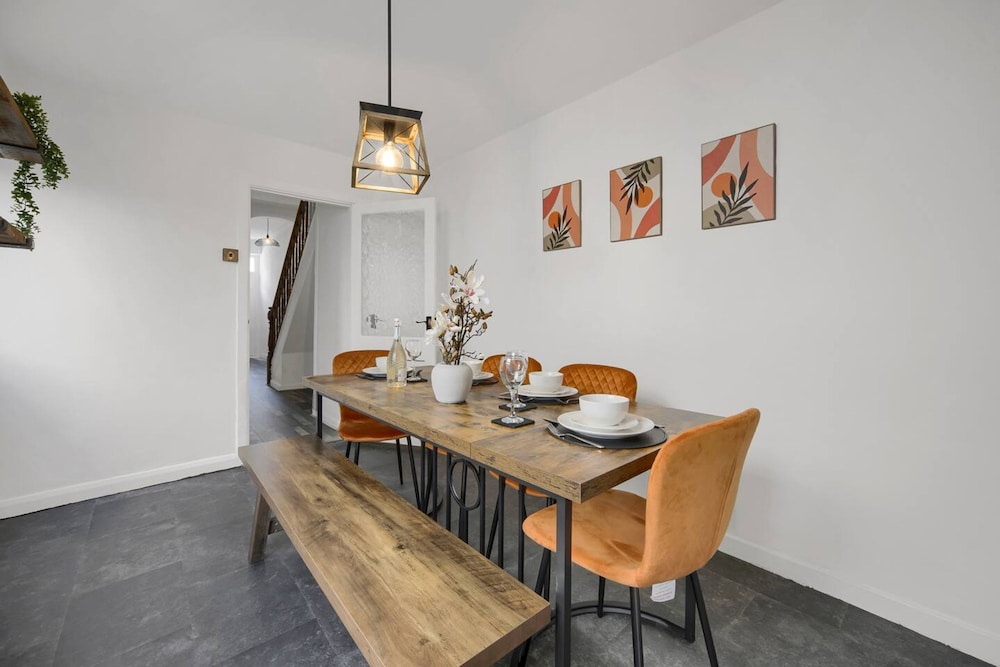 Central Chic - Huge Home - Free Wifi
