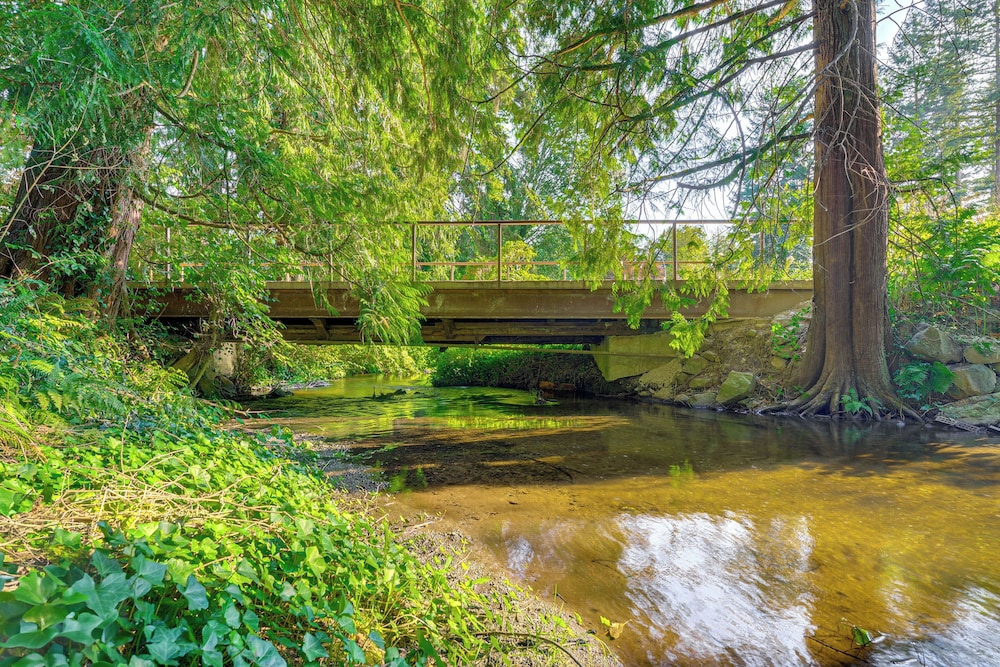 Wfh-friendly Gem w/ Creek: 4 Mi to Sammamish Trail