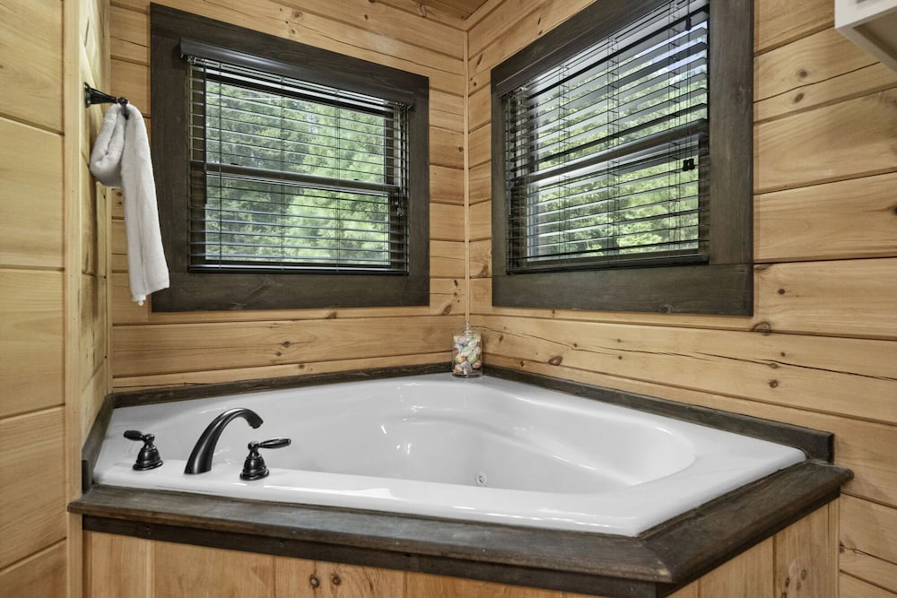 Bankhead Lodge by Avantstay Waterfront Log Cabin