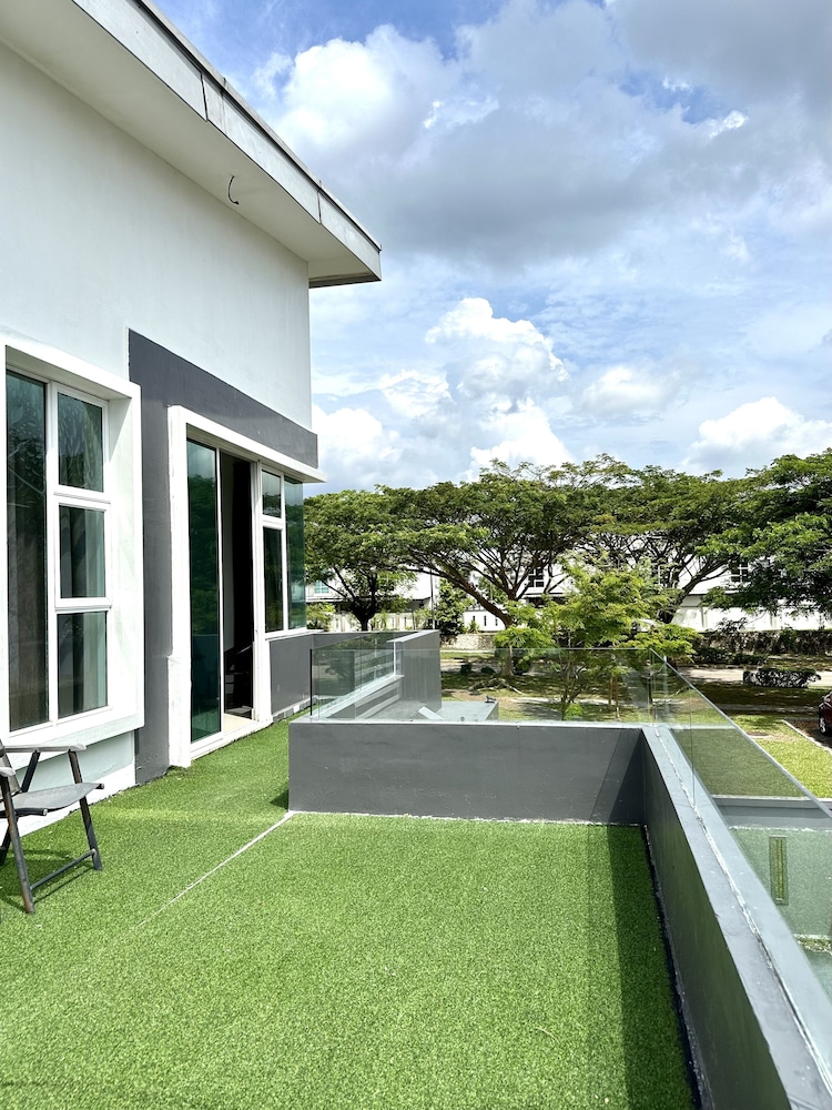 Lux Desaru Villa