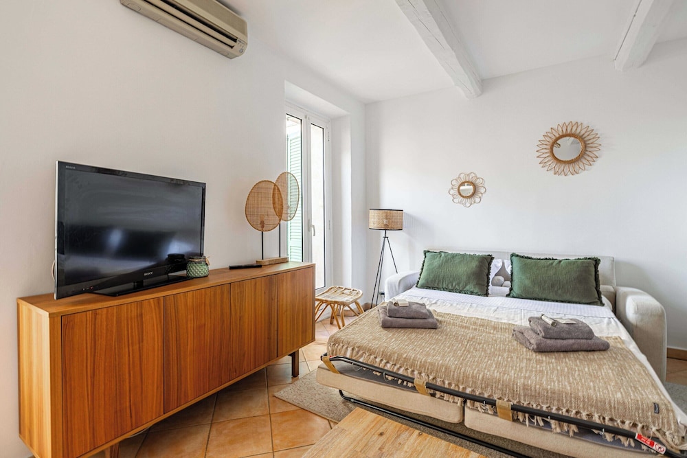 Charming Apartment in the Heart of Le Suquet view 2