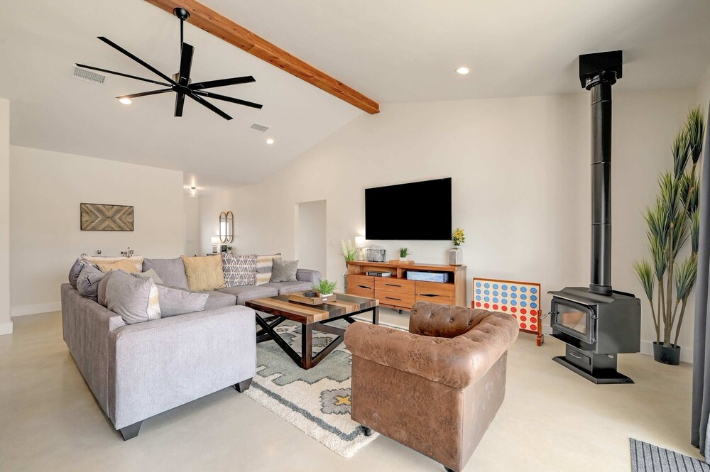 Secluded Hill Country Getaway Stunning Views Fire Pit 15 Min to Main Street 12 Guests