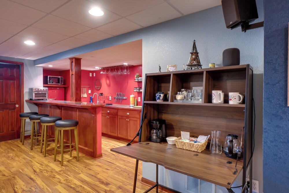 Cozy Milwaukee Apartment w/ Deck, 2 Mi to Airport!