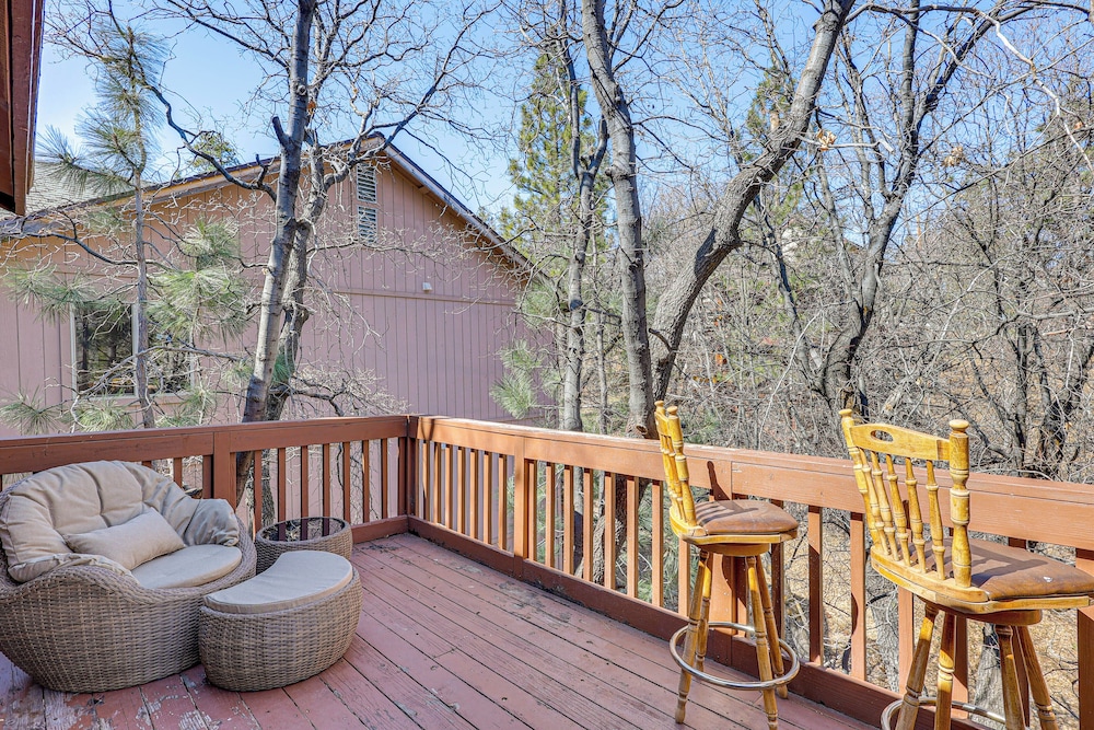 8 Mi to Big Bear Lake: Cabin w/ Deck & Fireplace