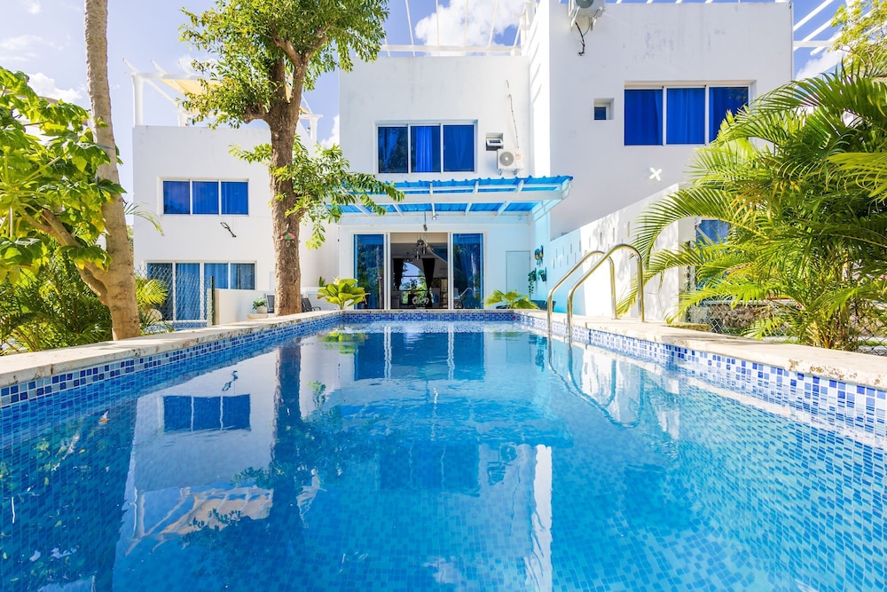 New Stylish 3BR Villa With Private Pool Terrace