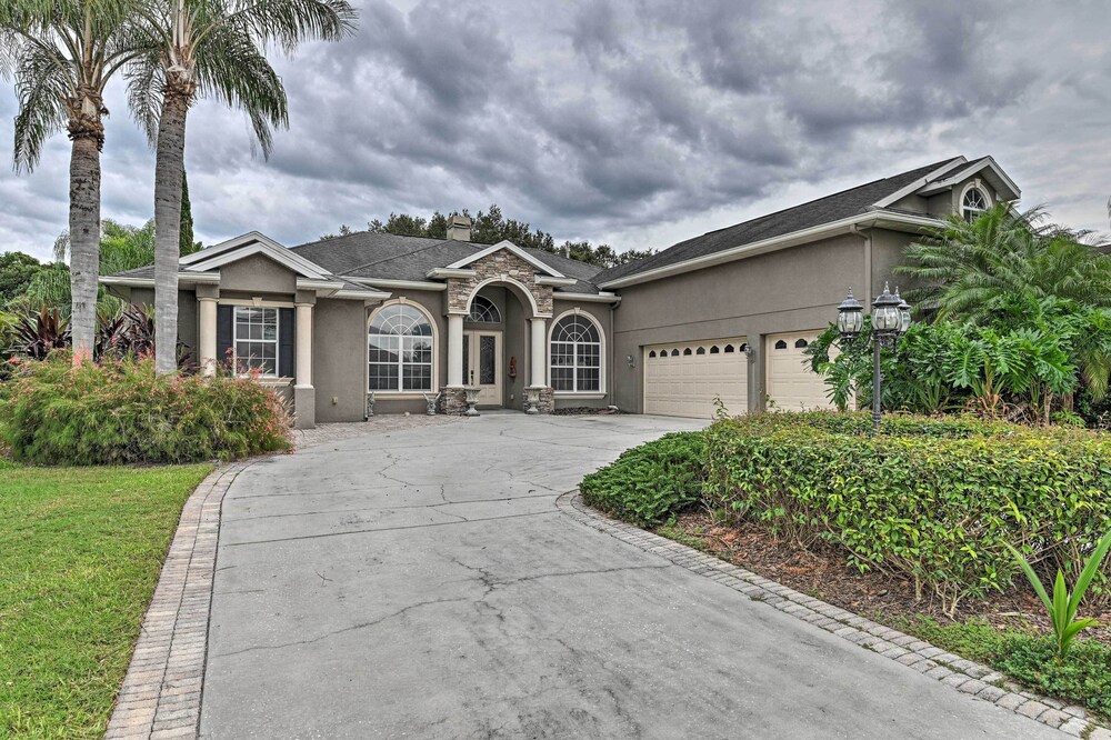 Elegant Valrico Home ~ 15 Mi to Downtown Tampa!