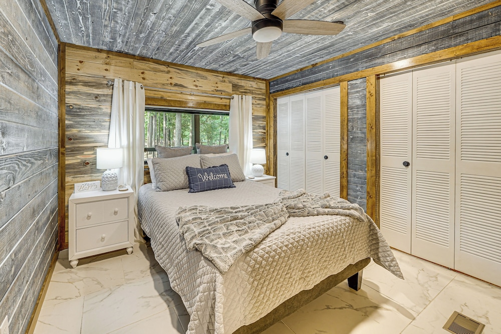 Hike, Fish & Unwind: Cabin w/ Yard in Broken Bow!
