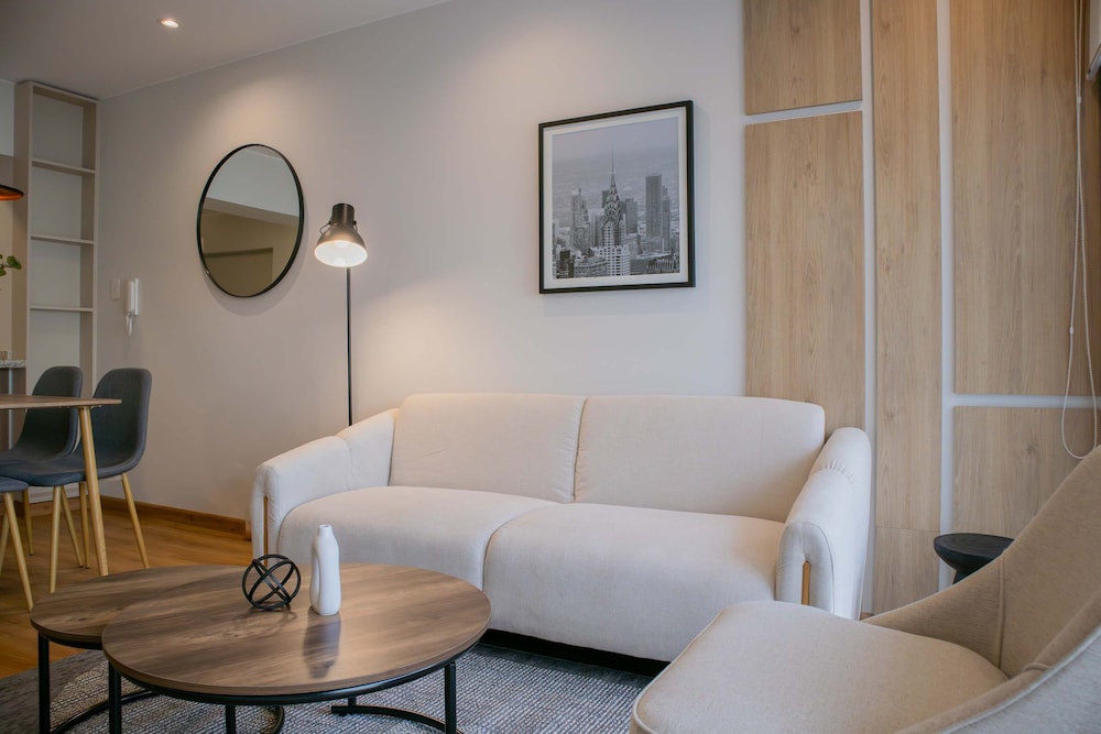 Picturesque 2BR With Fantastic Pool in Miraflores