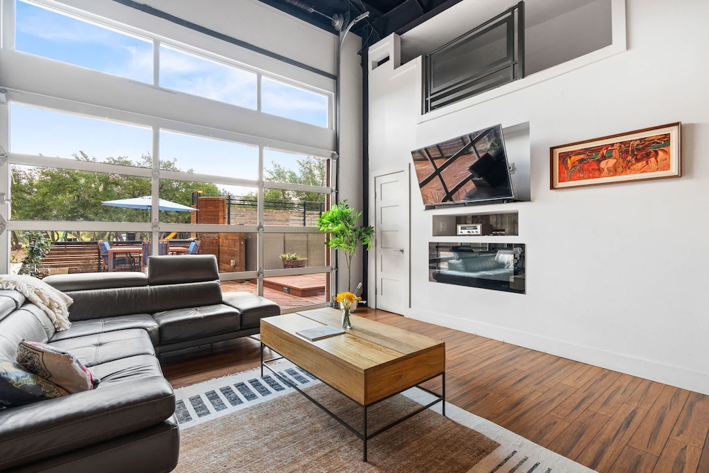 Luxury 7BR Hill Country Gem With Barndominium