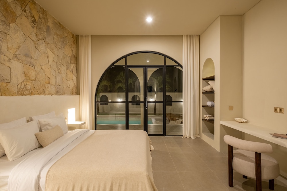Tropical 3BR Villa in Canggu view 5