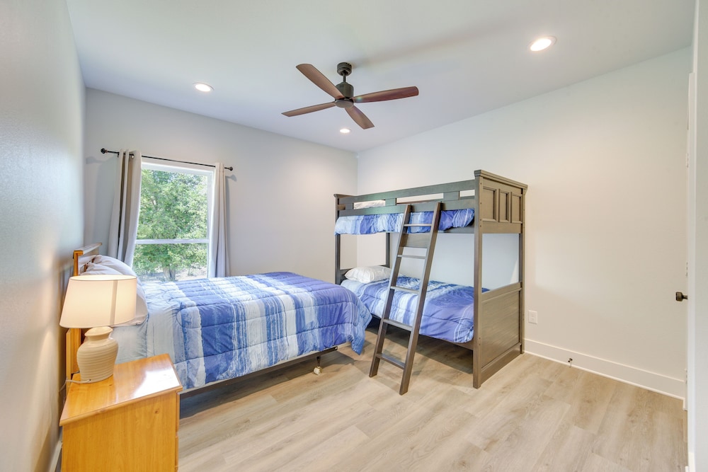 Lake Palestine Vacation Rental - Steps to Water!