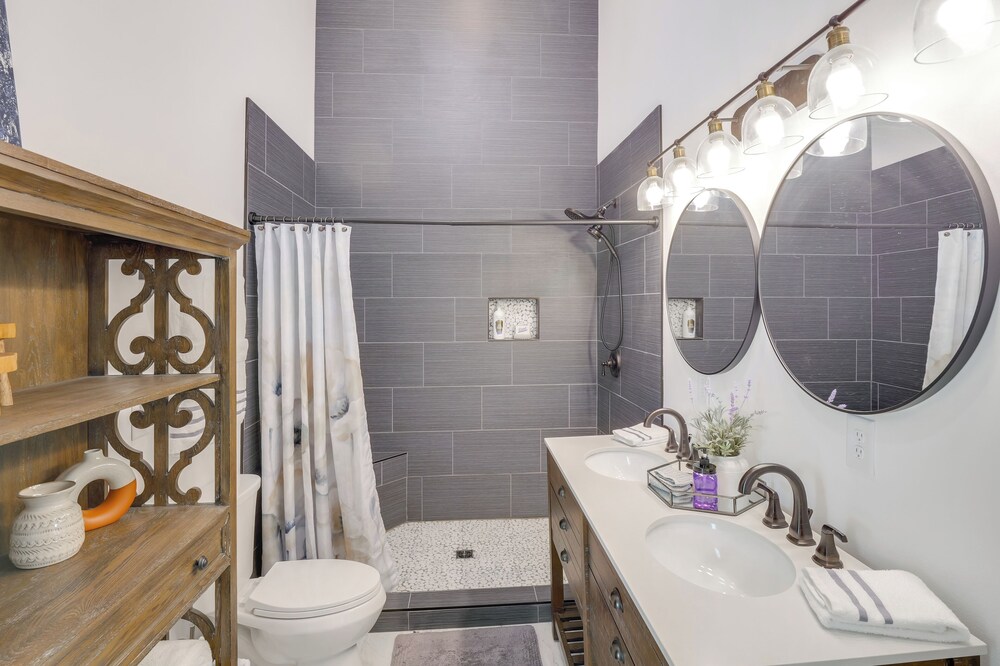Group Getaway: Lakefront Retreat in Fayetteville!