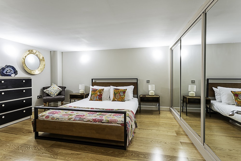 Elegance in Westminster: Victoria Vibes Apartment