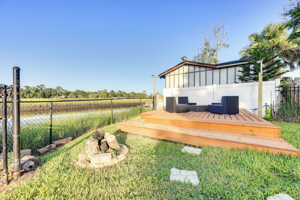7 Mi to Dtwn Jacksonville: Riverfront Home w/ Deck