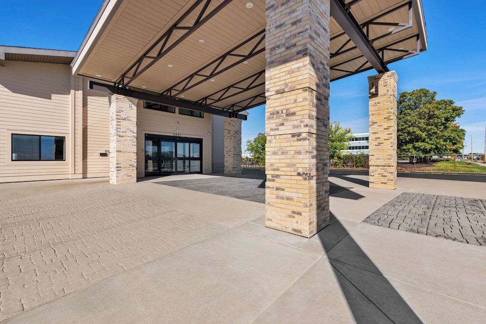 Clarion Pointe Milwaukee Airport