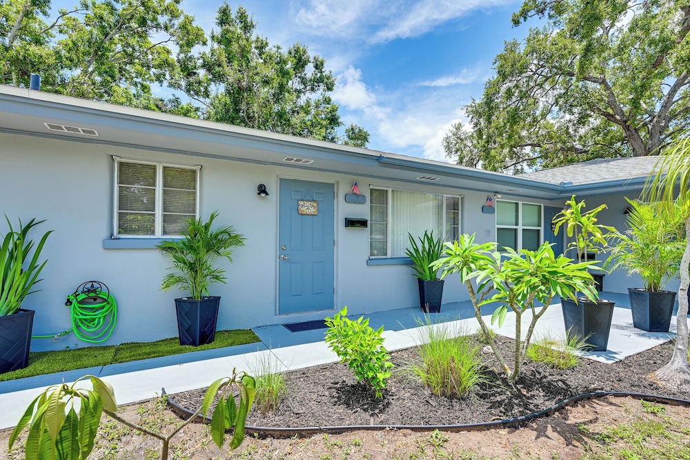 Outdoor Entertainment Area: Clearwater Condo!