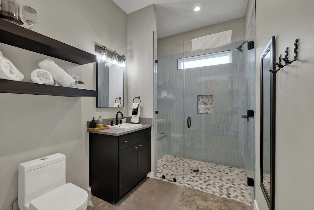 Pop 4 W/hot-tub + Close to Main St