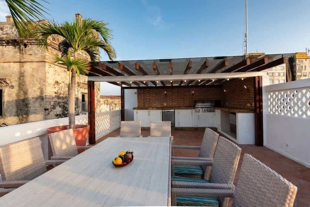 Luxury Apartment– Private Pool & Rooftop Jacuzzi