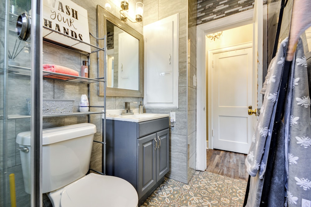 Walk Downtown: Inviting Apartment in Greensboro!
