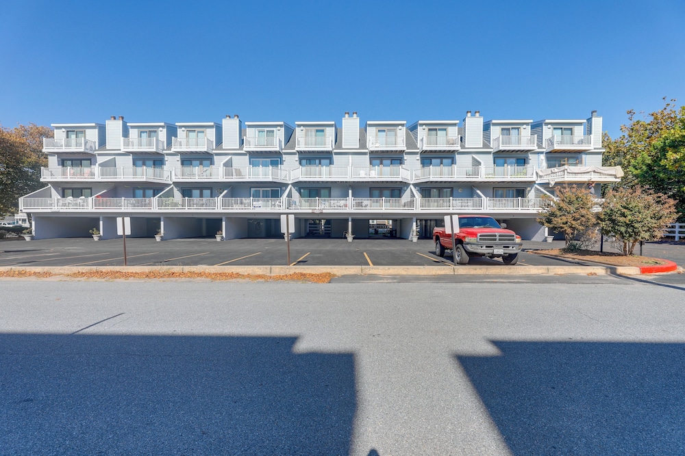 Steps to Ocean: Colorful Abode in Fenwick Island