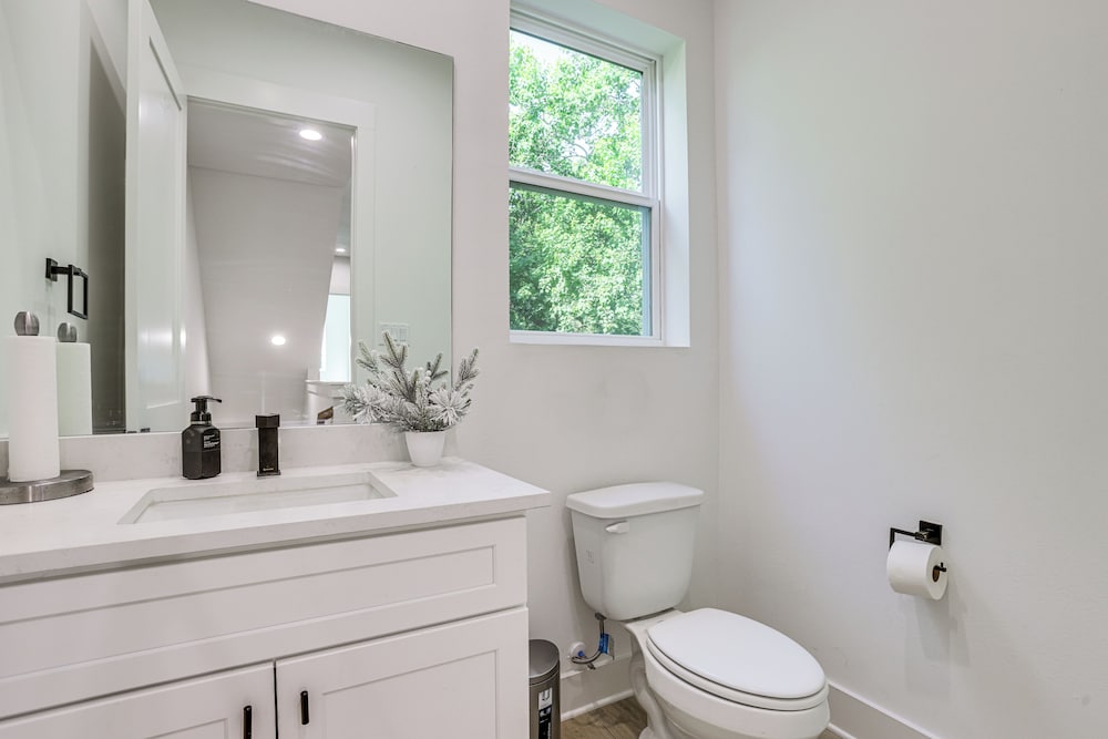 Townhome 2 Mi to Hermann Park, Zoo & Museums!