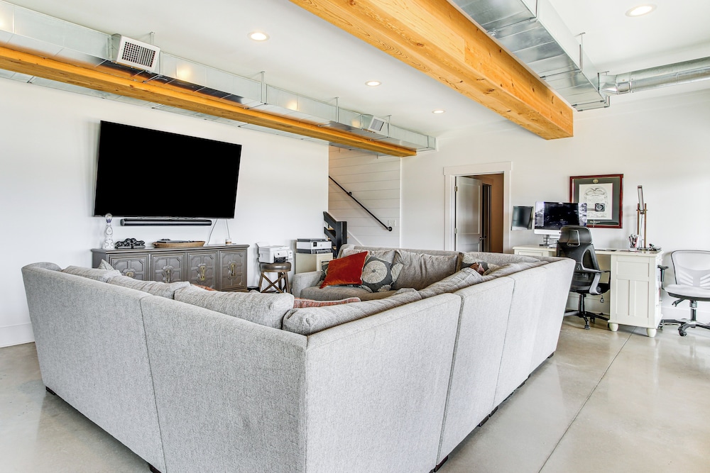 Luxe Lake Greenwood Retreat: Dock & Deck!