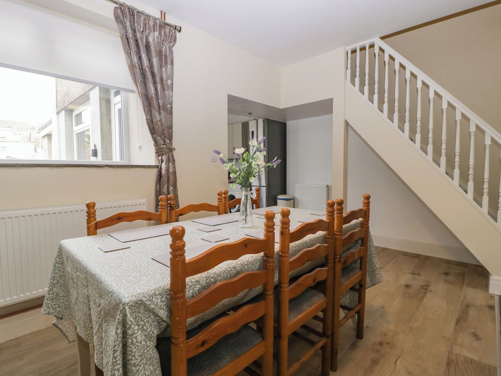 32 Bridgend Road