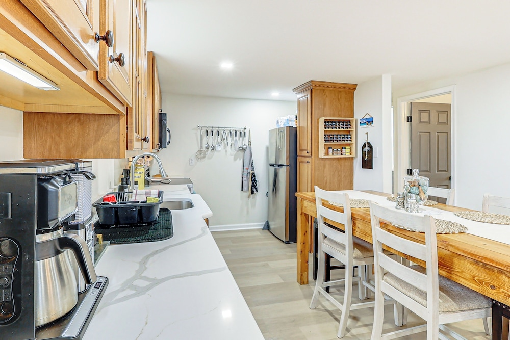 Walk to Beaches & Marina: Fortescue Hideaway