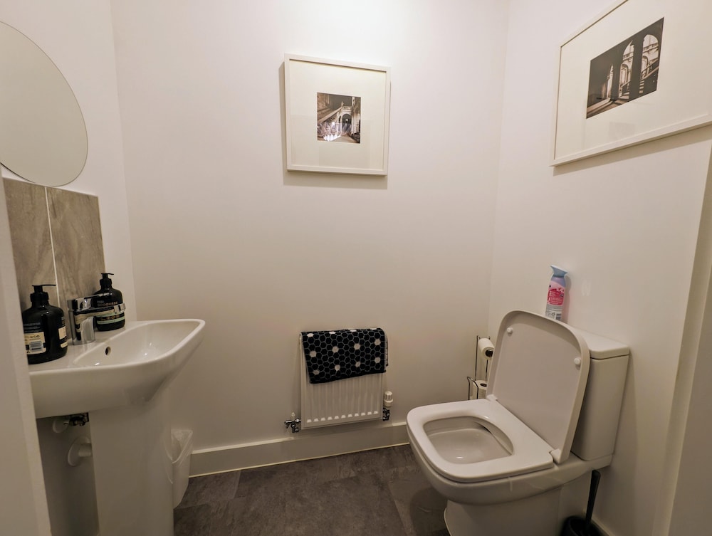 Charming 4-bed House in Newport, photo 29