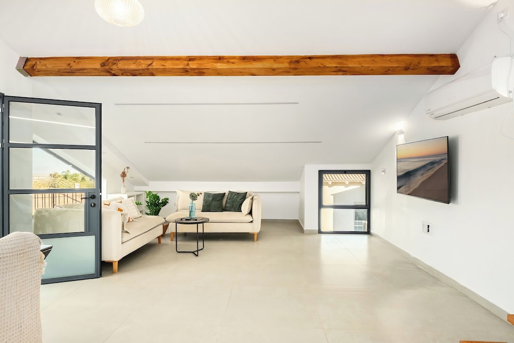 Sunny Hilltop Hideaway by Sea N' Rent
