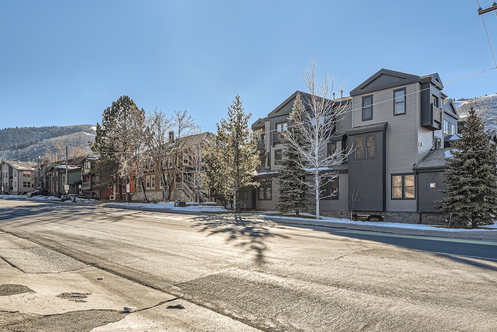 Moose Lodge Retreat In Park City! Walk To The Slopes! 2 Bedroom Condo by RedAwning view 3