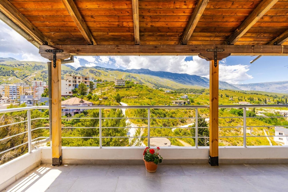 Hillside Apartment Gjirokast r