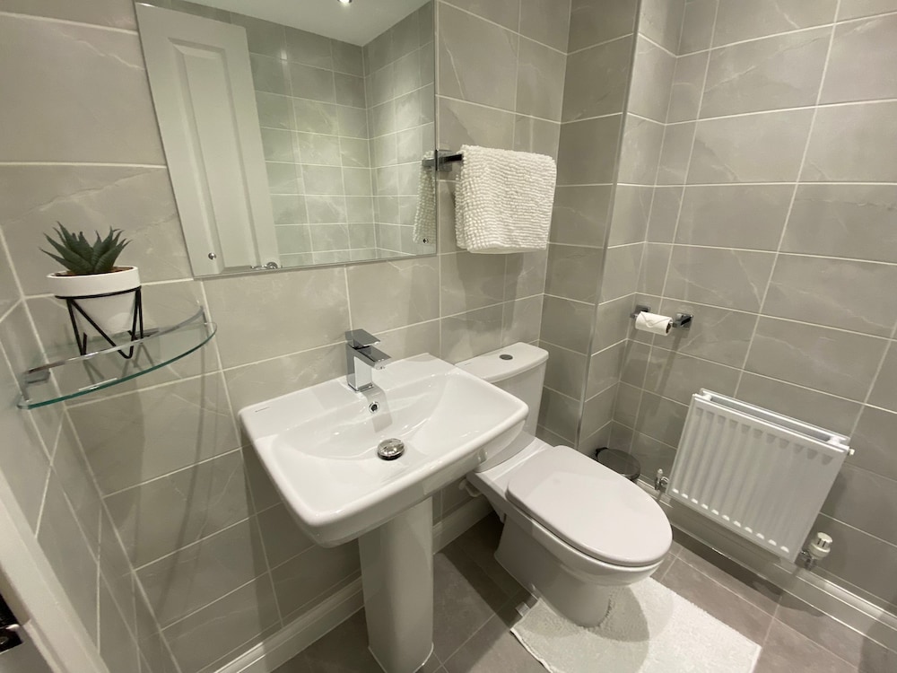 Family Home 5-bed House in Birmingham City Centre view 5
