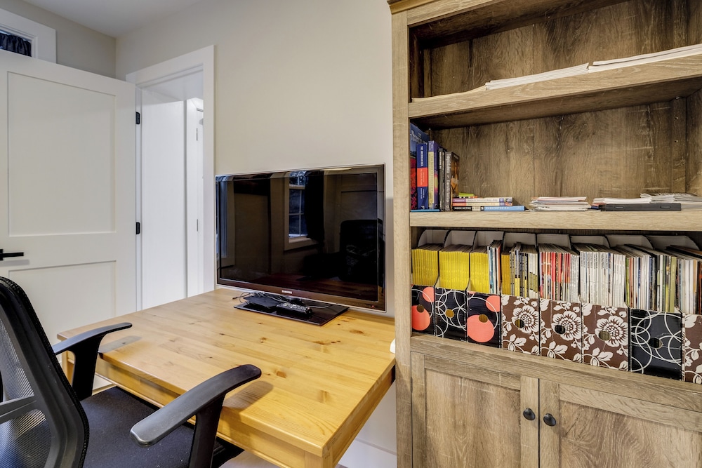 Walk to Metro & Dtwn Silver Spring! Sleek Apt