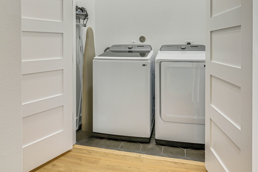 2 Mi to Dtwn Houston: Stylish Retreat w/ Balcony